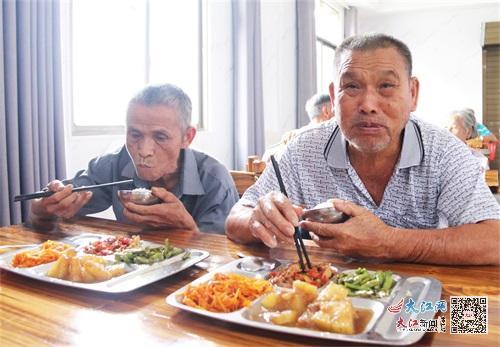 老人在幸福食堂就餐（李小涛 摄）