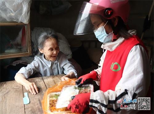 志愿者送餐上门（李小涛 摄）
