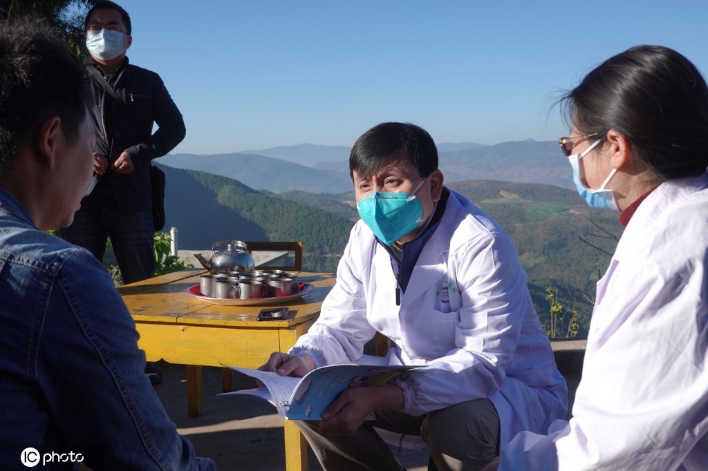 （2020年12月，张文宏与工作人员一起就耐多药肺结核的相关情况在农村调研。）