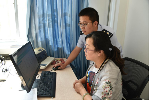 税务干部在祁连山水泥公司辅导办税