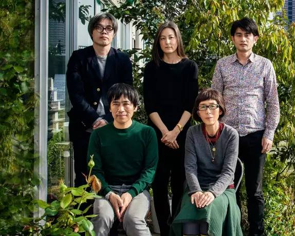 妹岛和世与西泽立卫(前排),后排为sanaa事务所合伙人