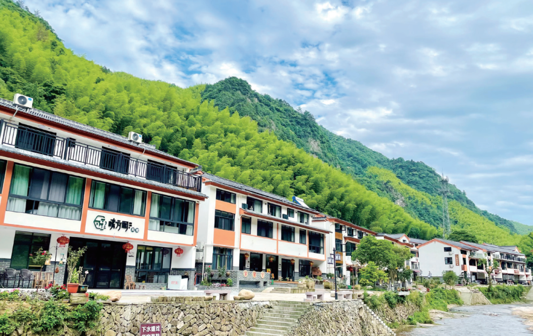 位于磐安县安文街道的花溪景区，景村融合助推当地民众迈向共同富裕。