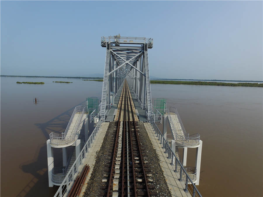 同江中俄黑龙江铁路大桥铺轨贯通