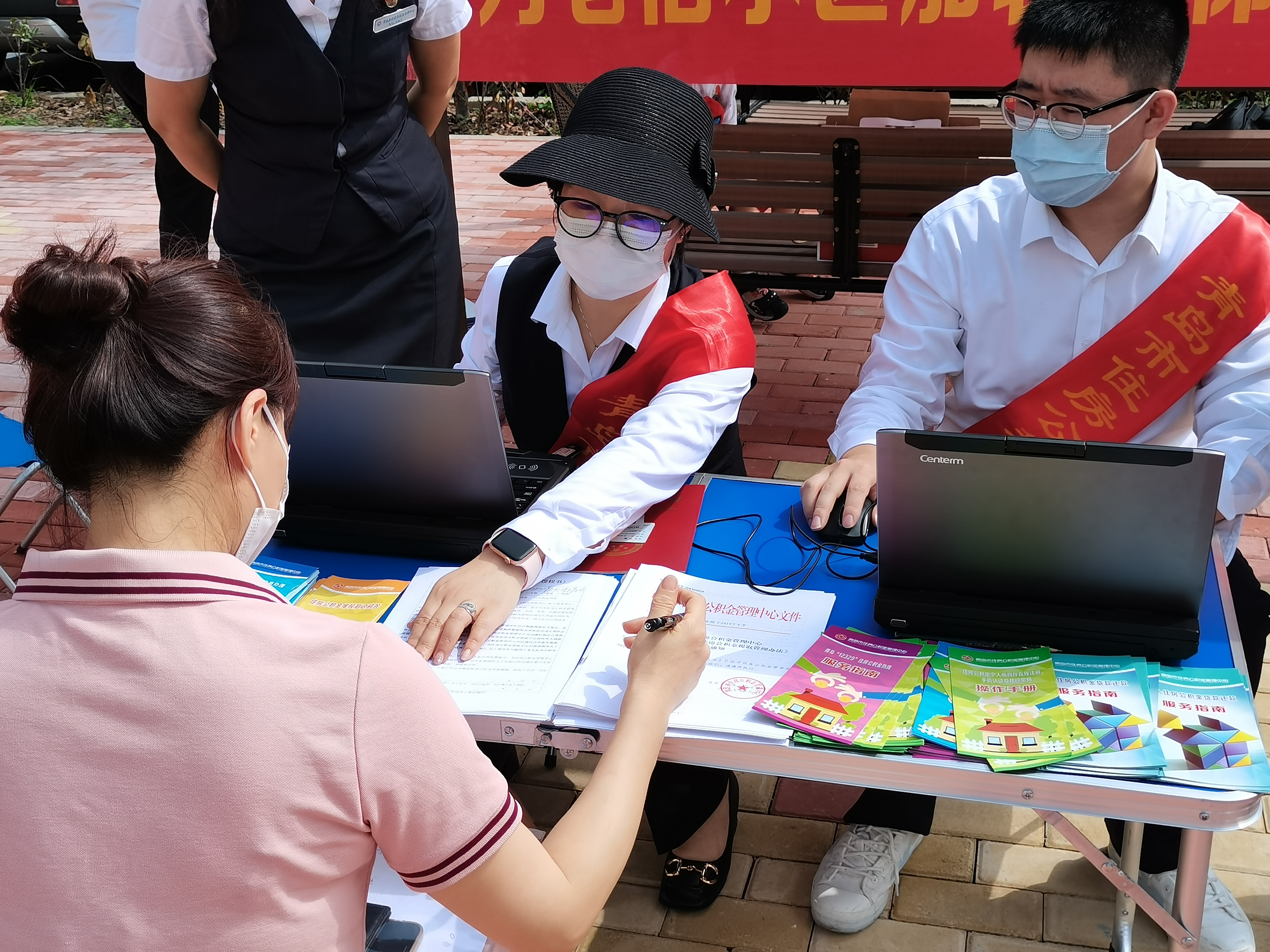 打通服务群众“最后一米”，青岛市公积金市南管理处携手市南区城市建设局“上门”助力老楼装新梯