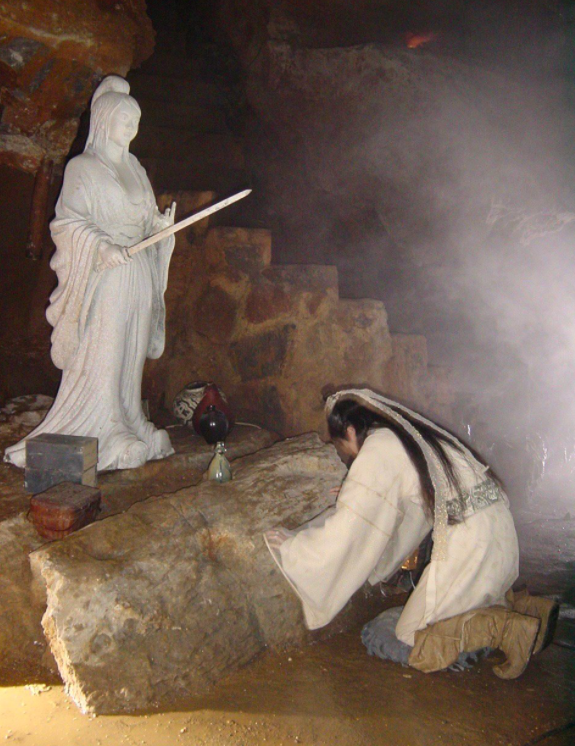 林志颖透露,拍山洞遇到神仙姐姐的戏时拍了2次,"第一次拍完总觉得哪里