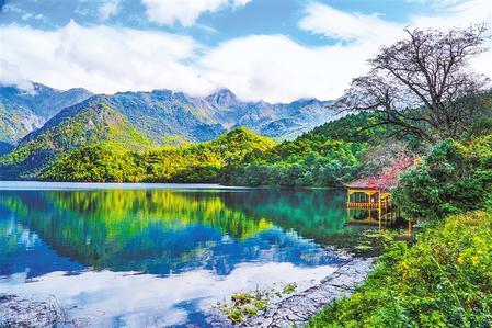 风景如画的文县天池(文/图由文县文体广电和旅游局提供)