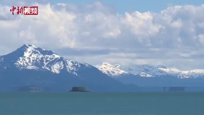 阿拉斯加现海市蜃楼，小岛漂浮在海面上似“飞碟”