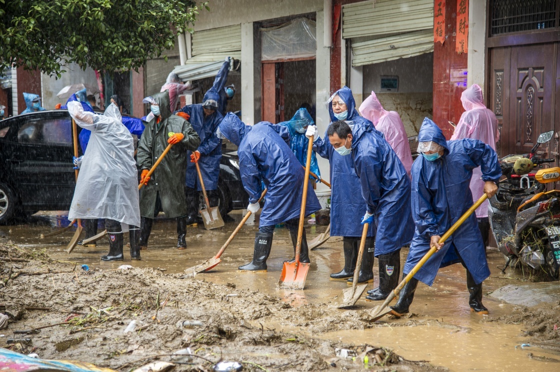 8月13日，救援人员在柳林镇进行道路清淤工作。新华社 图