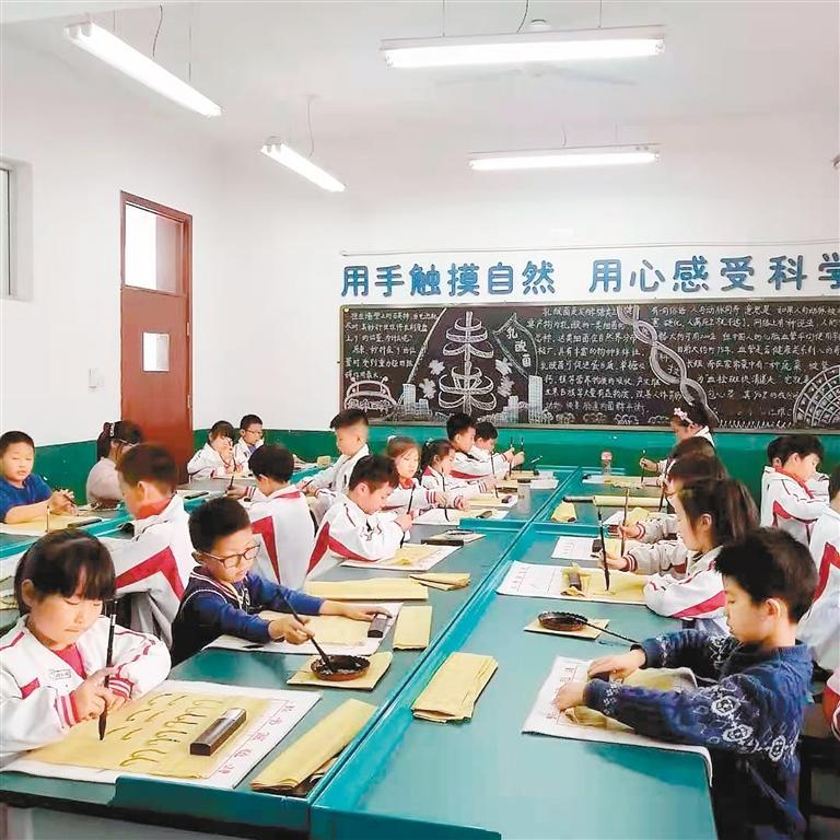 学生们参加书法培训
