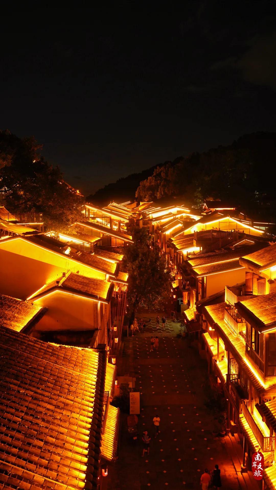 重庆黄桷垭老街夜景图片