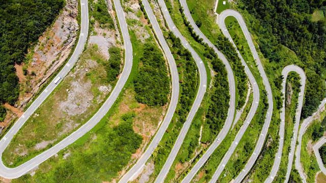航拍四川巴山大峡谷崖壁上的18道弯公路,如巨龙盘绕山间