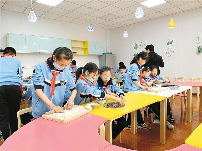 学校里组织的丰富多彩的课外实践活动，孩子们沉浸其中。 （资料图片） 记者 康乔娜 摄