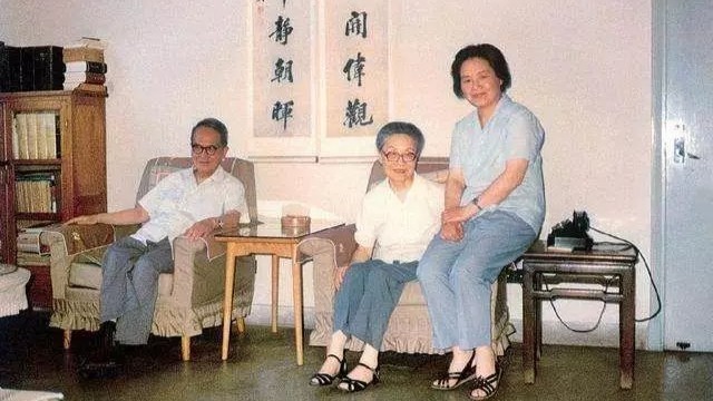 丈夫女儿接连逝去，杨绛重写《我们仨》