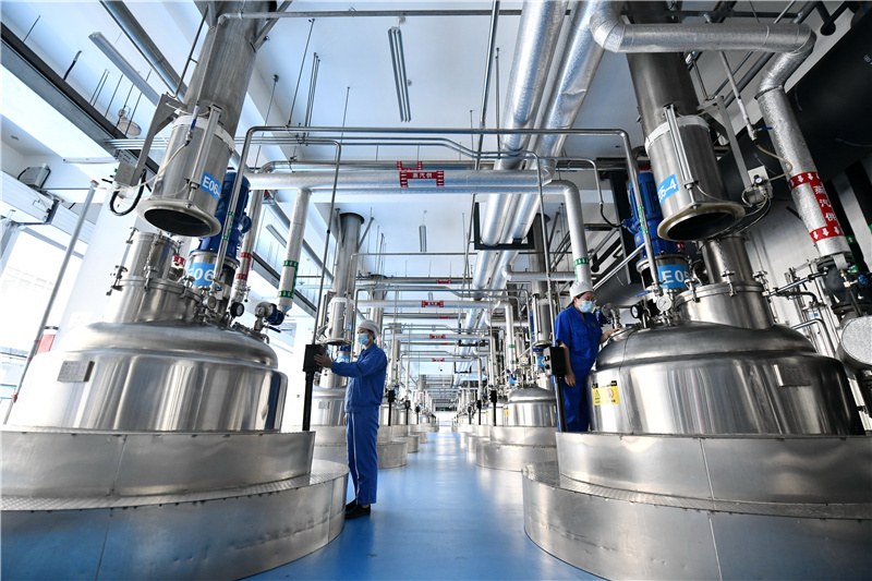 8月19日，在位于玉田县的北京同仁堂科技发展（唐山）有限公司，工人在提取车间内查看机器运转情况。