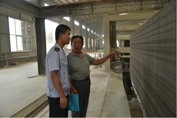 税务干部前往兴达公司了解企业经营情况