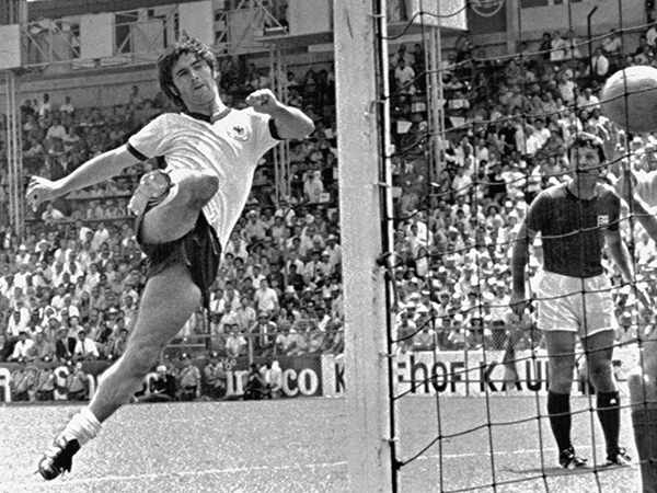 1970年的世界杯上，穆勒（左）在比赛中进球。