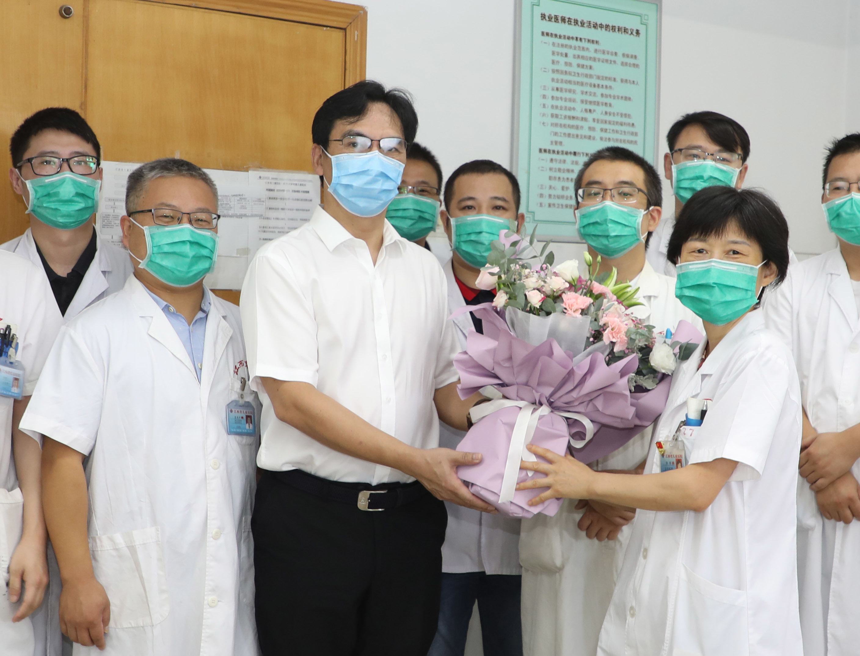 鲜花送给新时代最可爱的人 ——江西省儿童医院庆祝第四个中国医师节