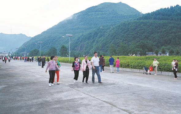 避暑纳凉游客在太平坝悠闲散步