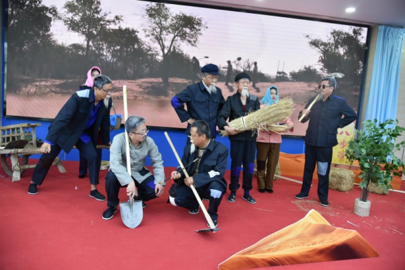 古浪县税务局干部职工表演情景话剧《八步沙 六老汉》