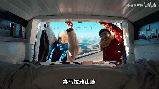到今天,他们依然在旅行的路上,小墨还会在微博账号 @小墨mo上直播旅行