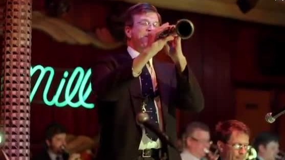 爵士和蓝调在芝加哥有着悠久的历史，大大小小的爵士乐酒吧遍布在芝加哥