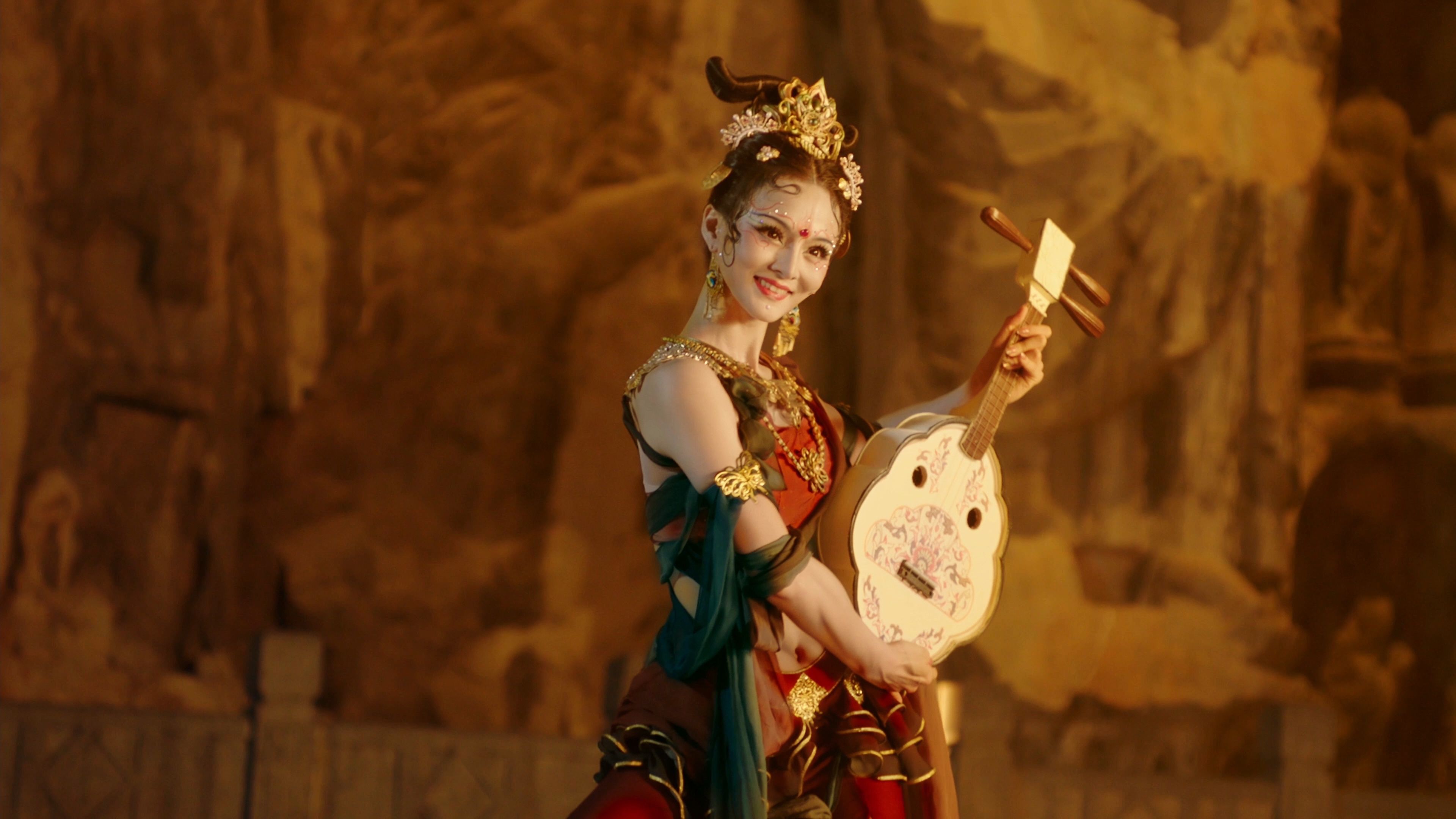 《龙门金刚》节目中,骆文博在舞蹈,模仿龙门石窟中的"伎乐天".