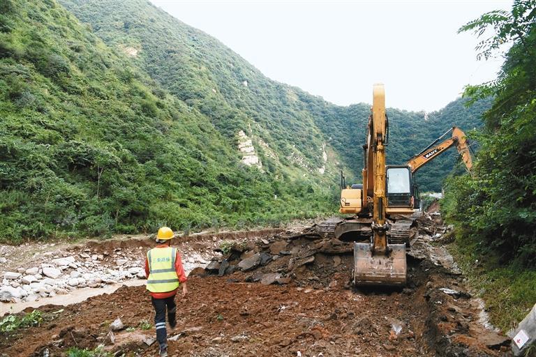 道路抢修人员正在抢修道路