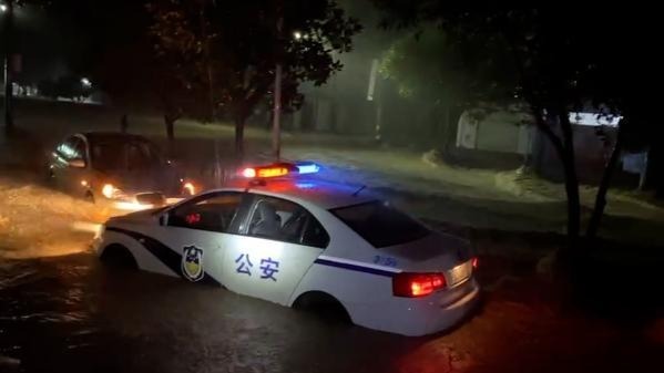 柳林暴雨夜執勤民警:警車沖走後在閣樓避險,做好了犧牲準備