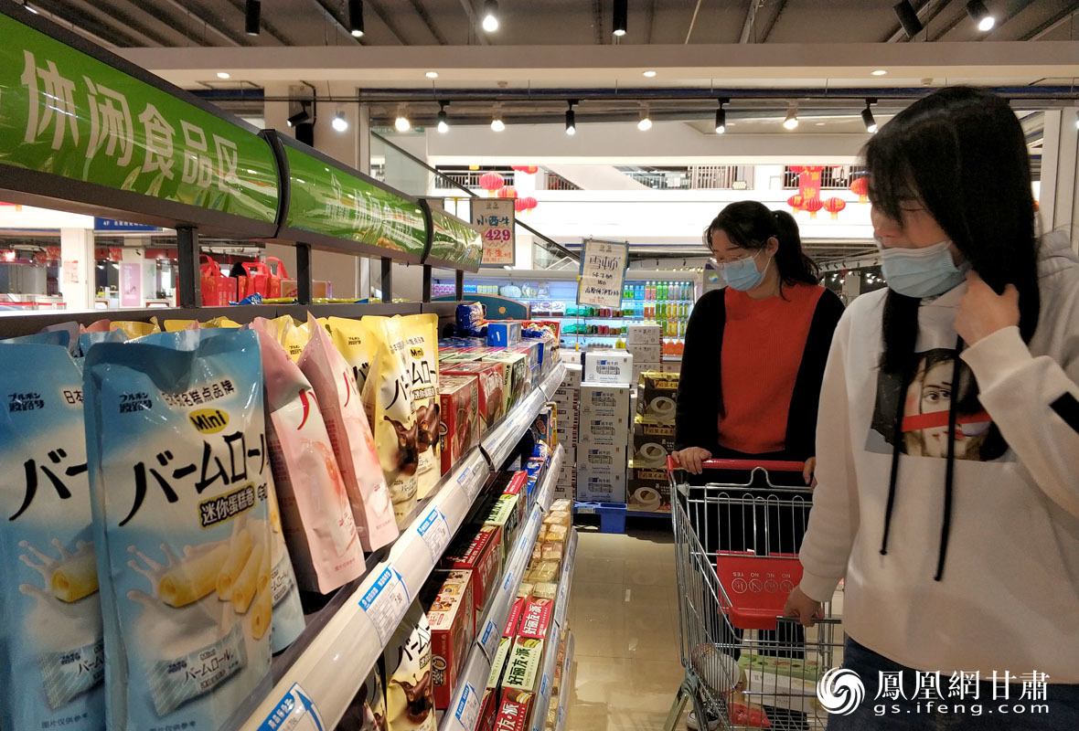 市民正在挑选由兰州新区综保区进口的世界休闲食品 资料图