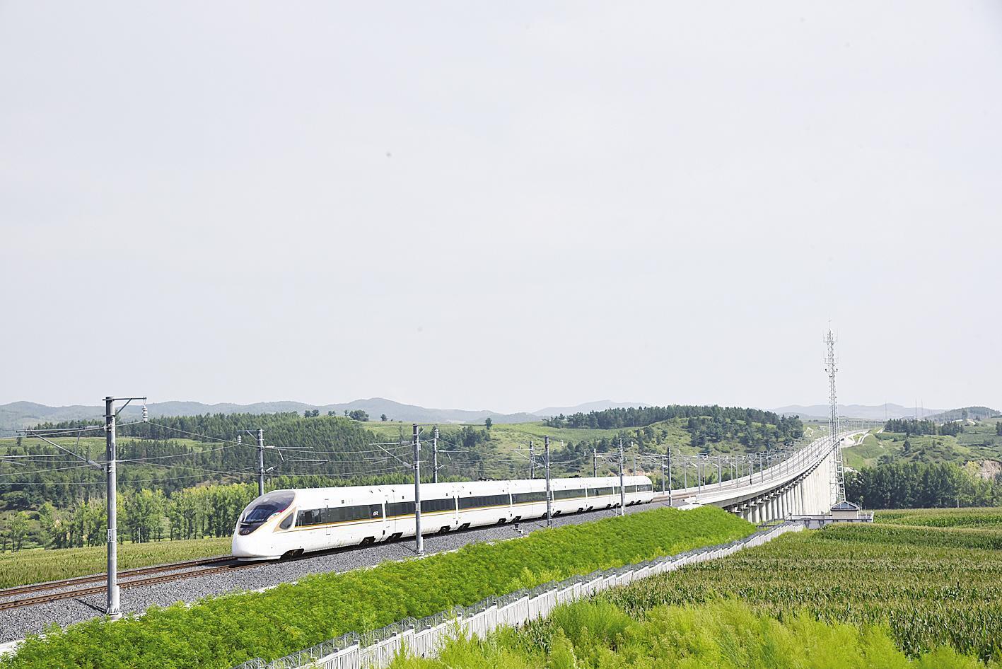 复兴号高寒动车组首次试跑我国最东端高铁