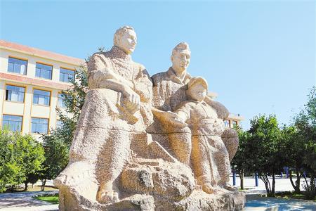 艾黎与何克雕塑