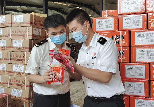 图为重庆海关所属黔江海关派员保障辖区企业食品顺利出口