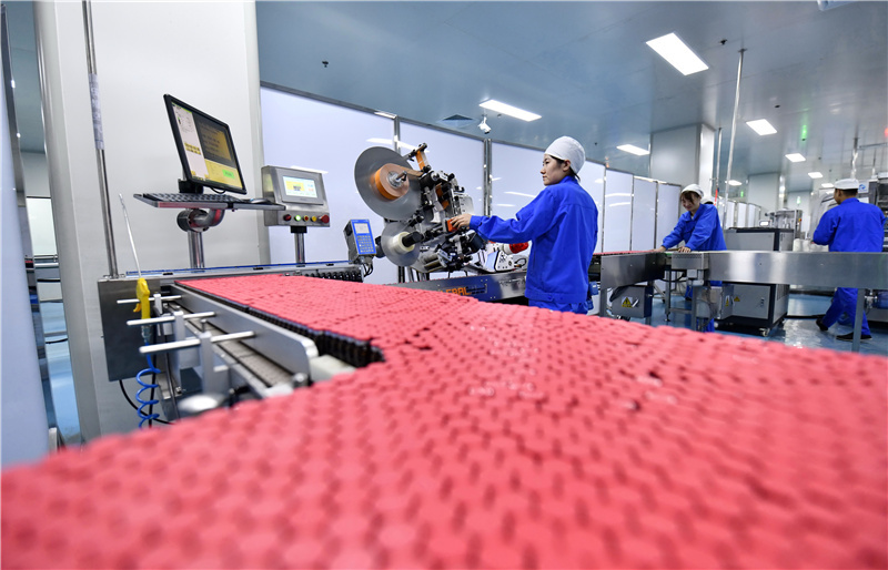 8月19日，在位于玉田县的北京同仁堂科技发展（唐山）有限公司，工人在液体制剂车间内工作。