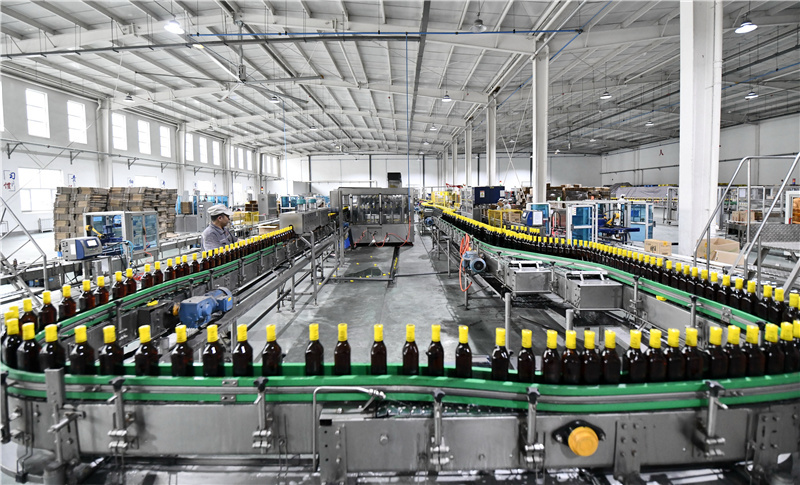 8月19日，在位于玉田县的北京二商王致和食品生产基地，工人在料酒产品包装线上工作。