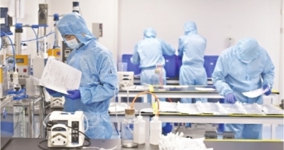 武汉明德生物科技股份有限公司血气试剂包分装生产线上技术人员正在忙碌。长江日报记者高勇 摄