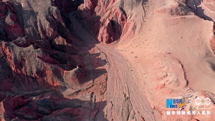 赤壁陡峭红石嶙峋 张掖红沟丹霞尽显大自然鬼斧神工