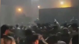 美军向喀布尔机场外守候民众发射催泪弹