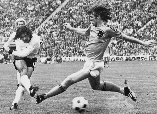 1974年的世界杯上，穆勒（左）在对阵荷兰队的比赛中。