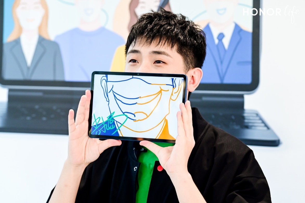 德云社宝藏相声男孩尚九熙体验荣耀平板v7pro一笔勾笑传递微笑正能量