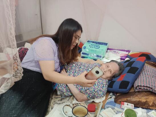 李益萍上门给王奶奶做养老金认证服务