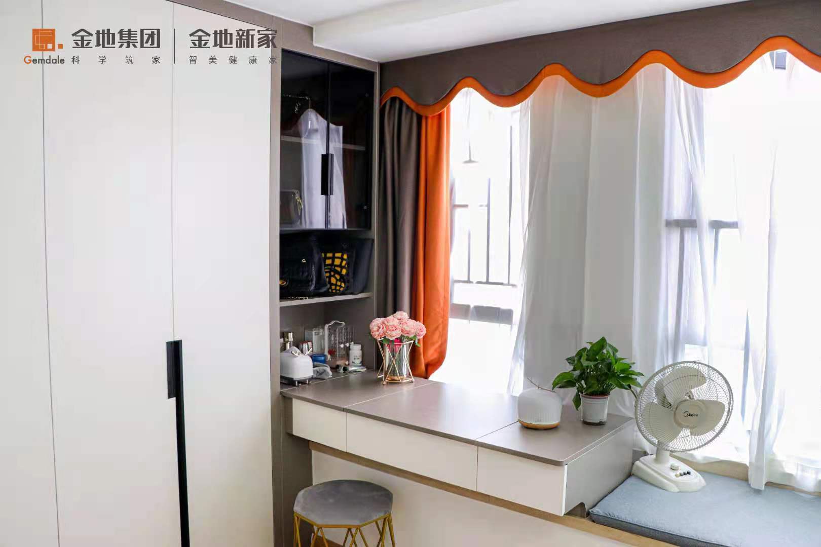 时尚衣柜一体式梳妆台 E1D10AE053A37D57F468ED4EDFE3128D6D65FBED_size105_w1620_h1080.jpg