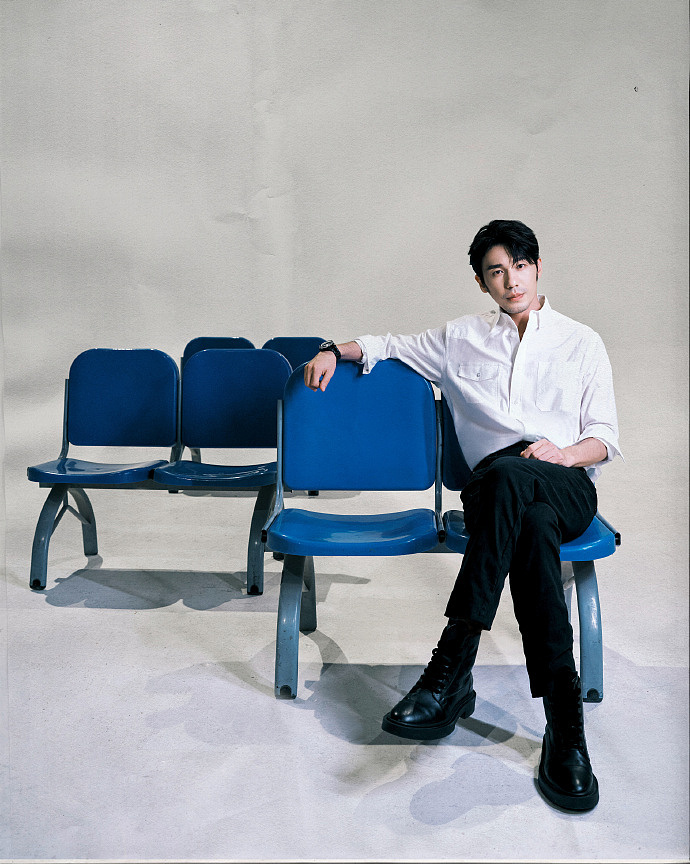 白宇穿白色衬衫帅气有型 低眸沉思扮"事业型"男友_凤凰网娱乐_凤凰网