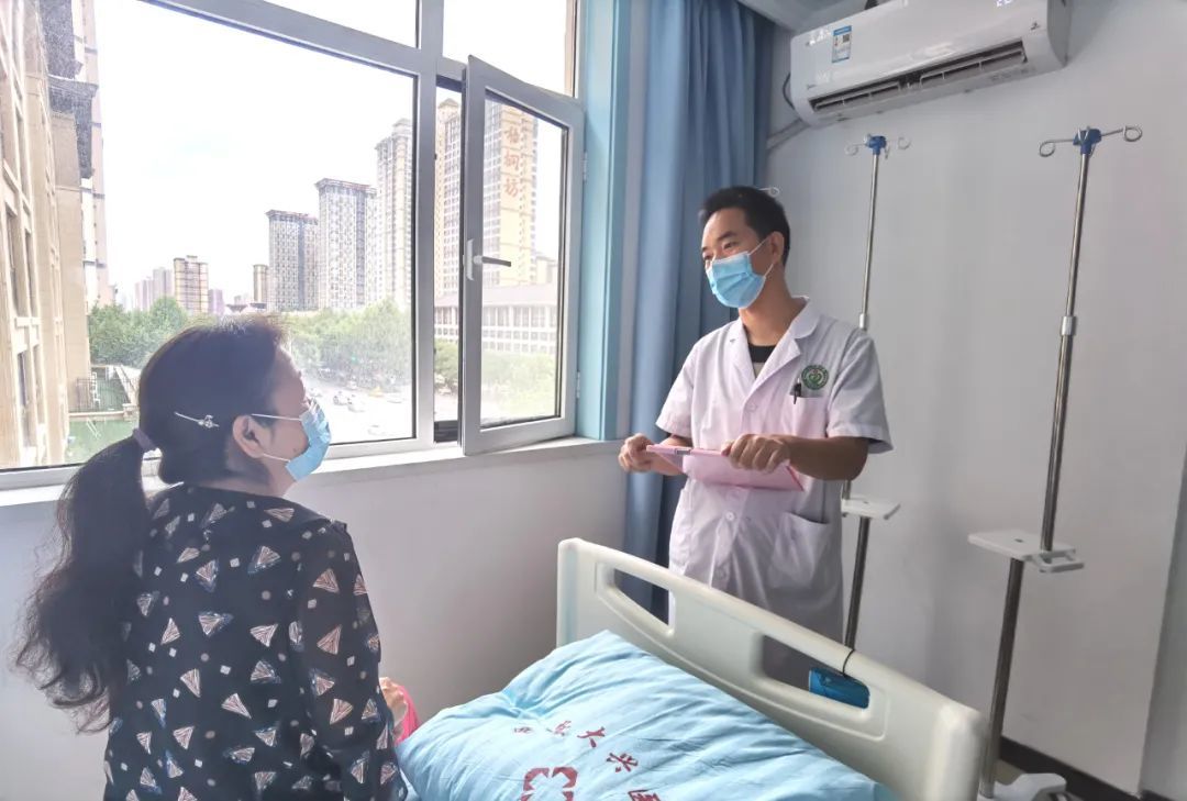 刘卫民医生与病患交流