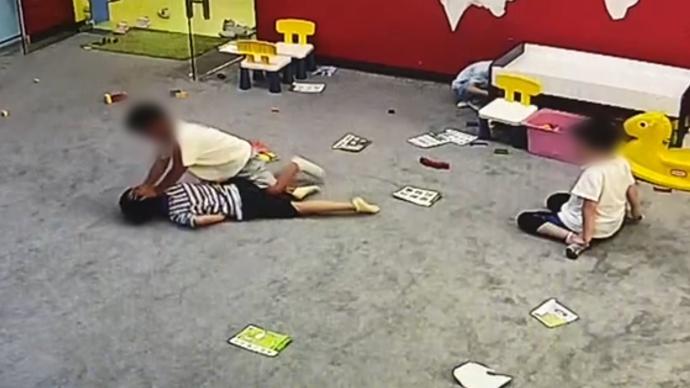 上海5岁男孩在培训机构被同学殴打，家长：老师就在门外