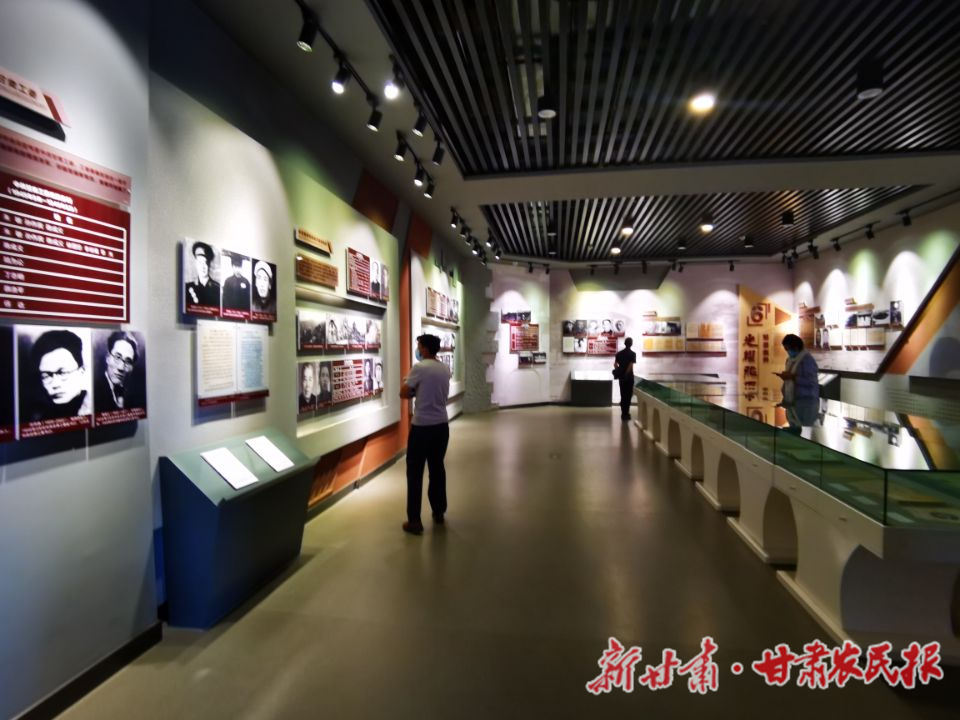 再上一层台阶,便是"中共甘肃工委纪念馆"了,里面陈列着书信,期刊,照片