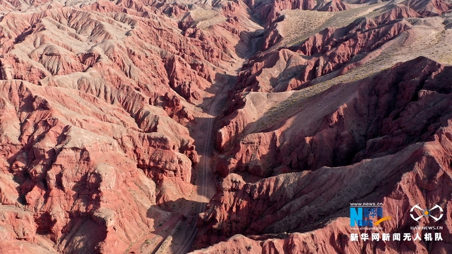这是8月19日航拍的甘肃省张掖市临泽县板桥镇红沟丹霞景区 新华网发（杨永伟 摄）