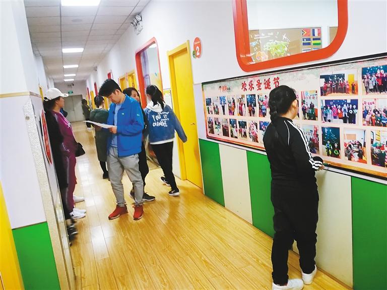 穿梭在校外培训机构的学生和家长 （资料图片） 刘参军 摄