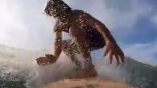 墨西哥一男子巨浪中表演“倒立冲浪” 惊险绝技令人赞叹