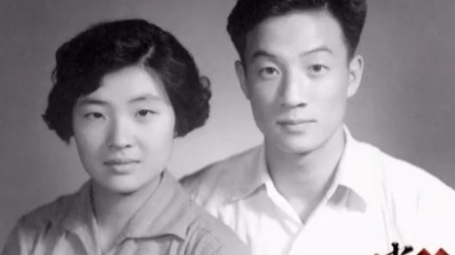1953年邹竞蒙与朱中英结为伉俪，二人相濡以沫相伴一生