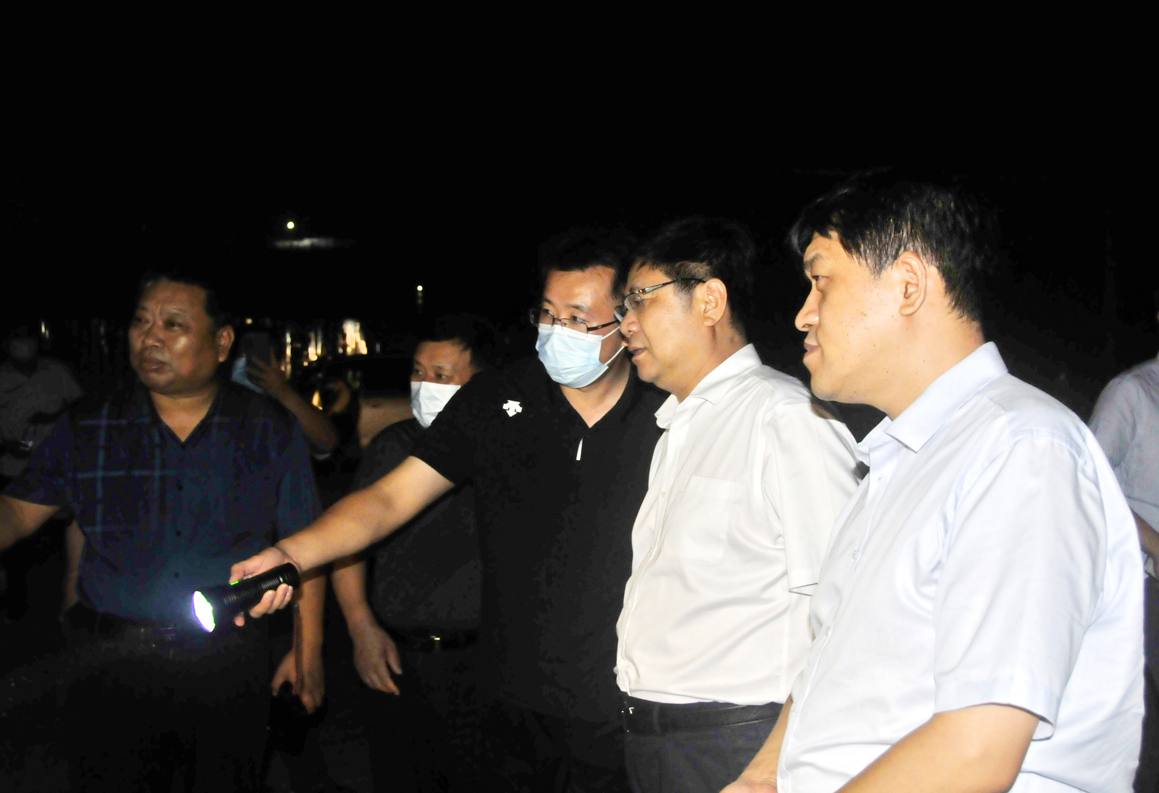 "一定严厉打击非法自流黑,加大打击力度,确保全市成品油质量安全